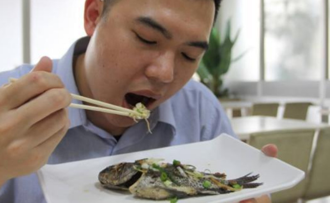 鱼刺卡喉，喝醋、吞咽馒头有用吗