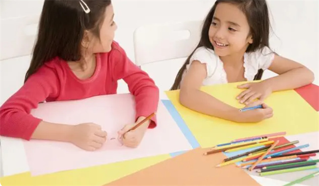 让孩子刷视频不如陪他们(They)玩“AI绘画” 女儿：手抄报不愁不会画了 